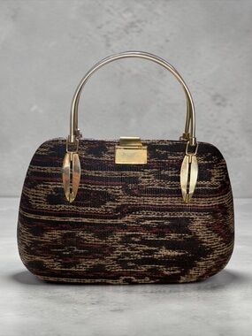 VINTAGE 1970S IKAT WEAVE RAFFIA STRAW HARD-SHELL HANDBAG WITH GOLD-TONE  HANDLES